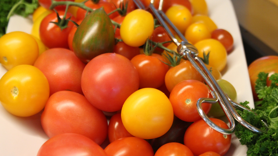Foto från offentliga måltidens dag 21 oktober 2021. Bild på tomater på ett fat. 